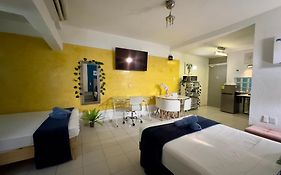 Suites Brisa Marina - atrás de Playa Regatas y el Malecón, 6 calles del Acuario